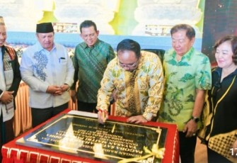 Menag Yaqut dan Gubernur Ansar Silaturahmi dengan Umat Buddha di Pagoda Sata-Sahasra Buddha