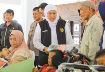 Gubernur Jawa Timur, Khofifah Indar Parawansa turun menyalurkan bansos di Pendopo Nyawiji Ngesti Wenganing Gusti, Kabupaten Pasuruan, Selasa (16/1/2024)
