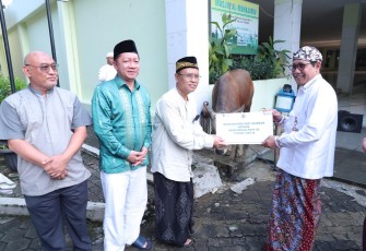 Gus Halim secara simbolis menyerahkan hewan kurban kepada Dewan Kesejahteraan Masjid (DKM) Masjid Al-Muhajirin untuk disembelih dan dagingnya diberikan kepada masyarakat yang membutuhkan.
