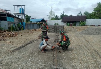 Babinsa Koramil 03/Kuala Kencana saat Komsos dan Karya Bakti di Pondok Pesantren