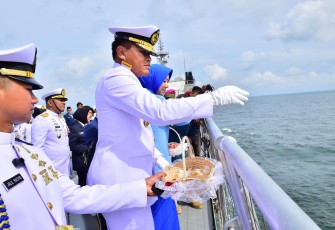 TNI Angkatan Laut (TNI AL) menggelar Upacara dan Tabur Bunga yang dipimpin oleh Kepala Staf TNI Angkatan Laut (Kasal) Laksamana TNI Dr. Muhammad Ali dari atas KRI Banda Aceh-593 yang berlayar di Teluk Jakarta, Senin (15/01)