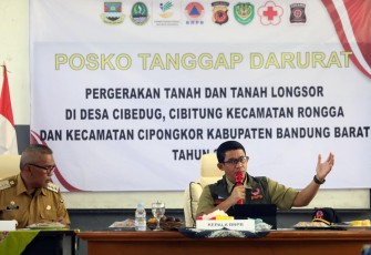 Kepala BNN RI Letjen TNI Suharyanto S.Sos., M.M, saat memimpin Rapat Koordinasi Pergerakan Tanah dan Tanah Longsor di Desa Cibedug, Cibitung, Kecamatan Rongga dan Kecamatan Cipongkar Kabupaten Bandung Barat, yang dilaksanakan di Posko Tanggap Darurat, Kantor Kecamatan Rongga, Bandung Barat, Selasa (5/3).