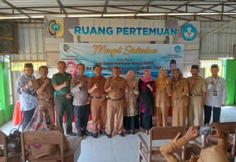 Danramil Tipe B 0807/11 Bandung Kapten Inf Anjar Y melaksanakan komsos dalam rangka undangan pisah sambut Korwil Unit Pelayanan Administrasi Satuan Pendidikan (UPASP) Kecamatan Bandung Kabupaten Tulungagung Jawa Timur, Selasa (09/01/2024)
