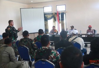 Jajaran Satgas 330 dipimpin langsung oleh Dansatgas Pamtas Mobile Yonif 330 Tri Dharma, Mayor Inf Dedy Pungky Irawanto, S.I.P., M.I.Pol turut hadir dalam rapat koordinasi tindak lanjut penanganan bencana tanah longsor dan banjir bandang yang menerjang Intan Jaya, bertempat di Kantor Bupati Intan Jaya, Papua Tengah, pada Sabtu (10/2/2024)