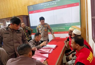 Penyidik Satreskrim Polres Aceh Timur Polda Aceh melimpahkan tiga tersangka kasus perdagangan orang (TPPO) terhadap 47 korban pengungsi etnis Rohingya ke Jaksa Penuntut Umum (JPU) Kejaksaan Negeri Aceh Timur pada Kamis (15/02/2024)
