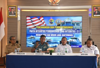 Mewujudkan Pangkalan TNI AL (Lanal) Banyuwangi sebagai Wilayah Bebas dari Korupsi, Danlanal Banyuwangi Letkol Laut (P) Indra Nusha R, melaksanakan Pencanangan Pembangunan Zona Integritas (ZI) dan Reformasi Birokrasi (RB), yang dilaksanakan di Aula Wisma Bahari Mako Lanal Banyuwangi Jl. Raya Situbondo No. 54 Ketapang Banyuwangi. Senin (08/01/2024)