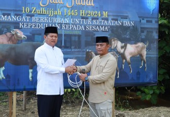 Pangkoarmada III Laksamana Muda TNI Hersan, S.H., M.Si., M.Tr. Opsla., saat penyerahan hewan kurban kepada Kadisminpers Koarmada III Kolonel Laut (P) I Komang Nurhadi, S.T., M.Tr.Hanla., M.M., selaku Ketua Panitia Peringatan Idul Adha di Koarmada III. 