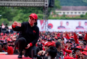 Ketua DPP PDI Perjuangan (PDIP) Puan Maharani menghadiri kampanye akbar di Wonogiri dan Wonosobo, Jawa Tengah.