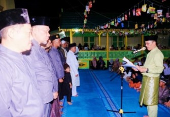 Gubernur Ansar diwakili Penjabat (Pj.) Walikota Tanjungpinang, Hasan, saat Kukuhkan Pengurus Masjid Raya Sultan Riau ​​​​i Halaman Masjid Raya Sultan Riau Pulau Penyengat, Rabu (7/2) malam.