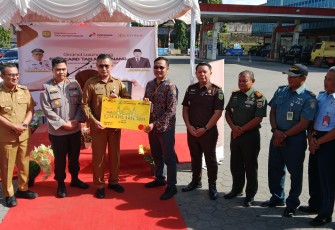 Perwira Lanudal Tanjungpinang, Lettu Laut (T) Purwanto mewakili Danlanudal Tanjungpinang Kolonel Laut (P) Triwibowo menghadiri acara Launching Fuel Card (Kartu Kendali Pembelian Solar Bersubsidi) Kota Tanjungpinang di SPBU PT. Bumi Citra Lestari Km. 10 Tanjungpinang, Senin (5/8/2024)