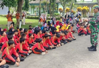 Kunjungan Anak-anak TK Dharma Wanita 1 Mlinjon ke Kodim 0806/Trenggalek