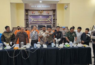  Dandim 0104/Aceh Timur Letkol Inf Tri Purwanto, S.I.P ikuti pemusnahan barang bukti sabu yang di gelar Polres Langsa, dengan cara diblender yang disita mulai September 2023 hingga Januari 2024 seberat 3.308,75 gram sabu yang disita dari 10 tersangka di Aula Adhi Pradana Mapolres setempat, Kamis (25/01/2024)