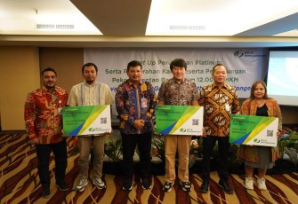 Penyerahan kartu BPJS Ketenagakerjaan kepada pekerja rentan tersebut dilakukan secara simbolis oleh SEVP Korporasi, Sindikasi, dan Kelembagaan Bank Jatim Koerniawan Prijambodo dengan didampingi oleh Kepala Kantor Wilayah Jawa Timur BPJS Ketenagakerjaan Hadi Purnomo pada hari Kamis (22/2). 