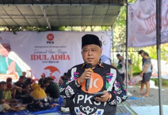 Ketua DPW PKS Jawa Timur Irwan Setiawan saat kegiatan pemotongan hewan kurban, Selasa, (18/6). 