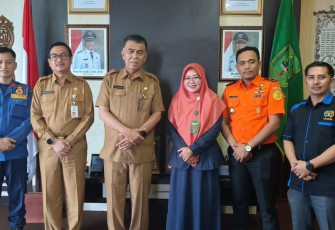 Bupati Natuna Wan Siswandi di dampingi Sekretaris Daerah (Sekda) Natuna, Boy Wijanarko Varianto menerima kunjungan dari Ketua Pengadilan Agama Kabupaten Natuna, Patmilah S.H.I.,M.H. Bertempat di ruang kerja Bupati Natuna. Lantai ll. Jl. Batu Sisir Desa Sungai Ulu Kecamatan Bunguran Timur Kabupaten Natuna, Senin (12/02/2024)