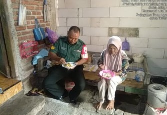  Anjangsana atau silaturahmi ke rumah warga di wilayah desa binaan merupakan salah satu kegiatan yang terus dilakukan oleh para Bintara Pembina Desa (Babinsa) Kodim 0802/Ponorogo, Selasa (09/01/2024)