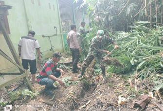 Babinsa Koramil 1002-01/Batang Alai Selatan, Sertu MArdiyanto bersama Bhabinkamtibmas Briptu Herman dan warga melakukan gotong royong membersihkan lingkungan di Desa Kapar Kecamatan Batang Alai Selatan Kabupaten Hulu Sungai Tengah. Kamis (01/02/2024)