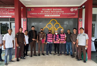 Tiga Mantan Pejabat Tinggi Natuna (kenakan baju tahanan)
