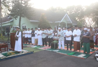 Menarmed 2 Putra Yudha saat Laksanakan Sholat Idul Adha 1445 H / 2024 M