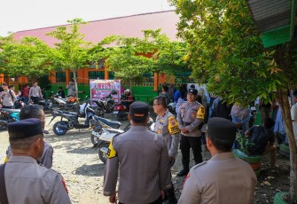 Wakil Kepala Kepolisian Daerah (Wakapolda) Sulawesi Tenggara (Sultra) Brigadir Jenderal Polisi Dwi Irianto, melaksanakan peninjauan Pelaksanaan Pemilu 2024 di beberapa TPS, di tiga Kabupaten di Sultra yakni, Kabupaten Kolaka Timur, Kolaka, dan Kabupaten Bombana, pada Rabu (14/2/2024)