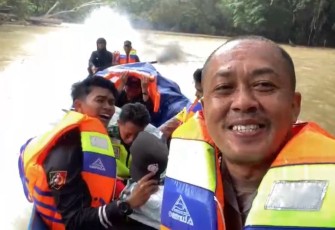 Menjelang digelarnya pemilihan umum serentak 2024, Polsek Sumber Barito jajaran Polres Murung Raya Polda Kalimantan Tengah mengawal secara langsung pemberangkatan kotak suara ke TPS - TPS di Kec. Sumber Barito, Selasa (13/2/2024)