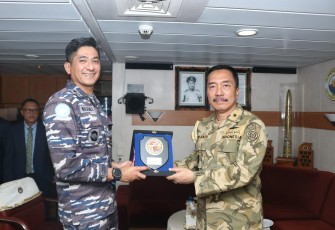 Kedatangan KRI Frans Kaisiepo-368 disambut oleh HOC KJRI Jeddah Soeharyo Tri Sasongko beserta staff KJRI Jeddah, Athan RI untuk Riyadh Brigjen TNI Putut Witjaksono Hadi beserta istri, Atase Laut Kolonel Laut (S) Dudy Hilmansyah beserta istri, Atase Polisi Kombes Pol Erick Hermawan beserta istri, dan perwakilan dari Western Fleet Saudia Navy Captain Talal Alwagdani di Jeddah Islamic Port