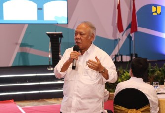 Menteri PUPR Basuki Hadimuljono saat menghadiri Workshop Hari Ulang Tahun Ke-34 Perum Jasa Tirta I dengan tema "Transformasi BUMN Pengelola Sumber Daya Air yang Berkelanjutan" di Kota Malang, Jawa Timur, Senin (19/2/2024).