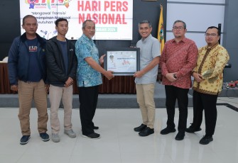 Pj Bupati Karanganyar Timotius Suryadi didampingi Plh Sekda Karanganyar Zulfikar Hadidh dan Kepala Diskominfo Karanganyar Isnan Nur Aziz saat menyerahkan piagam ucapan selamat HPN 2024 kepada perwakilan FJK, di Rumah Dinas Bupati Karanganyar, Senin (12/2/2024) malam