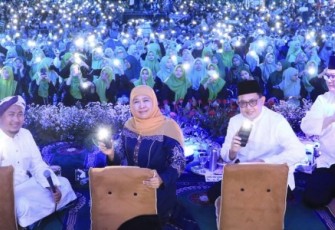 Khofifah Indar Parawansa mengajak generasi Z (GenZi) Jawa Timur untuk mencintai masjid dan membentuk pola pikir ‘minal masjid Ilal masjid’