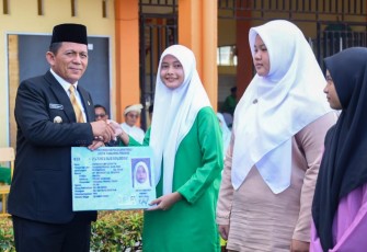 Gubernur Ansar Serahkan KTP-El kepada Siswa secara simbolis, Jumat (26/1).