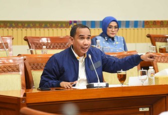 Anggota Komisi III DPR RI, Rudianto Lallo dalam Rapat Dengar Pendapat (RDP) Komisi III DPR dengan Kapolda Kalteng dan Kapolres Jaktim, di Kompleks Parlemen, Senayan, Jakarta, Selasa (17/12/2024).