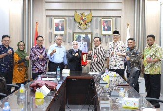 Kepala BSKDN Yusharto Huntoyungo seusai memimpin Rapat Kerja Sama dengan HPSMI di Ruang Video Conference BSKDN pada Kamis, 18 Januari 2024. 