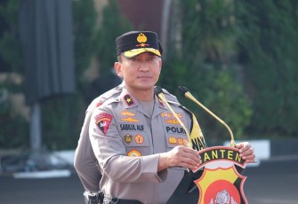  Wakapolda Banten Brigjen Pol Sabilul Alif saat apel gelar pasukan pesiapan pergeseran personel dalam rangka kesiapan Pam Tempat Pemungutan Suara (TPS) Ops Mantap Brata 2024 di lapangan Merah Polda Banten, Senin (22/10) pukul 08.00 Wib. 