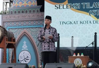 Ketua LPTQ Kota Depok, Gandara Budiana saat membacakan lampiran kegiatan STQ ke-II tingkat Kota Tahun 2024 di Taman Albar, Selasa (03/12/24).