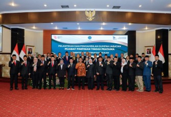 Menakar Ida Fauziah foto bersama usai melantik pejabat tinggi pratama Kemnaker 