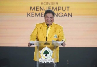 Ketua Umum Golkar Airlangga Hartarto saat orasi di acara bertajuk 'Konser Menjemput Kemenangan' di Eldorado Dome, Kabupaten Bandung Barat (KBB), Jumat (9/2/2024).