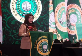 Penjabat (Pj) Sekretaris Daerah (Sekda) Kota Depok Nina Suzana membuka kegiatan Konferensi Wilayah (Konferwil) Jawa Barat (Jabar) Ikatan Pejabat Pembuat Akta Tanah (IPPAT) 2024 di Ballroom The Margo Hotel, Kamis (14/11/24)