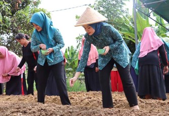 Ketua TP PKK Bintan Hafizha Rahmadhani saat berkunjung ke Dasa Wisma Nila, Selasa (30/01) di Desa Sebong Pereh.
