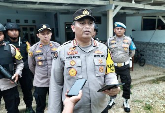 Kabid Humas Polda Jatim Kombes Dirmanto saat memberikan keterangan pers 