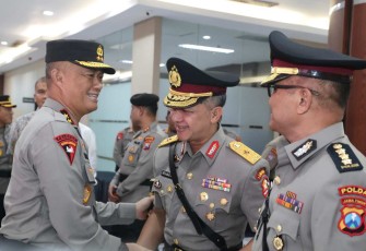 Kapolda Jatim Irjen Pol Imam Sugianto memberikan ucapan selamat usai pelantikan, Rabu (10/1)
