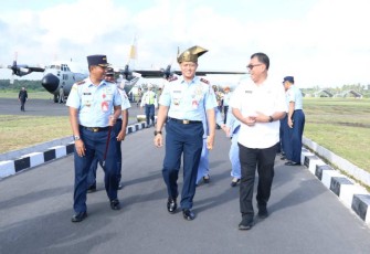 Pangkoopsud I Marsda TNI Mohammad Nurdin saat tiba di Lanud Raden Sadjad, Natuna, Rabu (10/1)