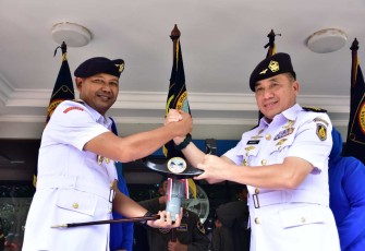 Kolonel Ma'arif menerima cenderamata 