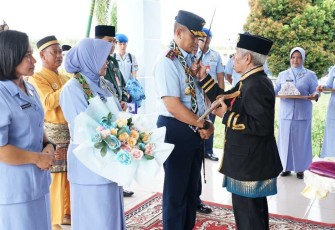 Pangkoopsud I Marsda TNI Mohammad Nurdin saat tiba di Lanud Iskandar, Pangkalan Bun, Kalimantan Tengah, Kamis (11/1)