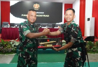 Pangkostrad Mayjen TNI Muhammad Saleh Mustafa menerima cenderamata, Jum'at (19/1)