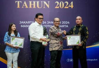SeskemenkopUKM Arif Rahman Hakim saat memberikan penghargaan satker terbaik, Senin (22/1)