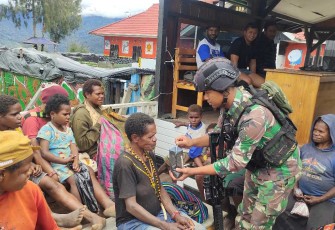 Prajurit satgas Yonif PR 330 bantu evakuasi warga pasca serangan KSTP, Selasa (23/1)
