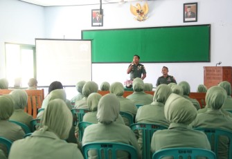 Dandim 0805/Ngawi Letkol Arm Didik Kurniawan saat memberikan sosialisasi netralitas TNI dalam Pemilu 2024, Kamis (25/1)