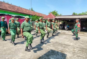 Latihan PBB anggota linmas desa Jatirejo, Sabtu (27/1)