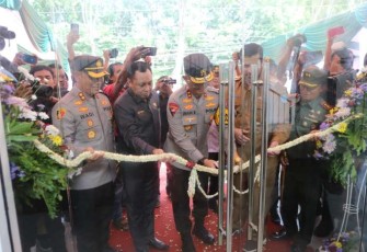 Kapolda Jatim Irjen Pol Imam Sugianto menggunting pita resmikan gedung Meteor di Kota Probolinggo 