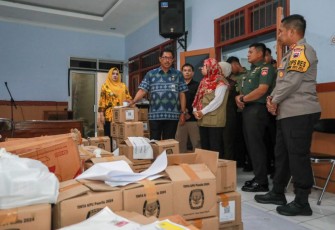Pj Gubernur Jateng Nana Sudjana saat memantau logistik pemilu di Kabupaten Pekalongan, Selasa (30/1)